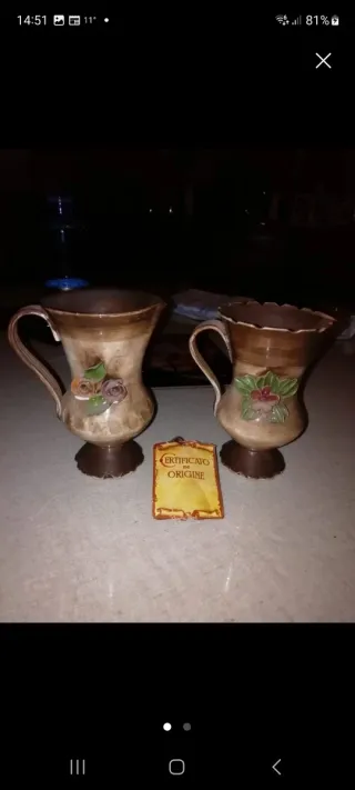 Figura cerámica mujer con bicicleta más dos jarron