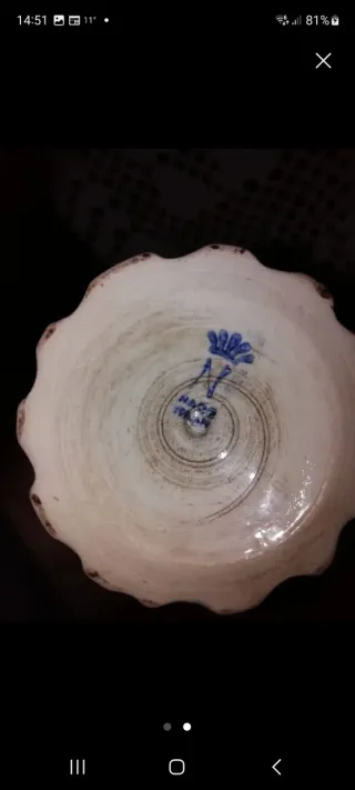 Figura cerámica mujer con bicicleta más dos jarron