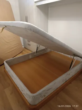 Canape de tela y madera  135X180X35