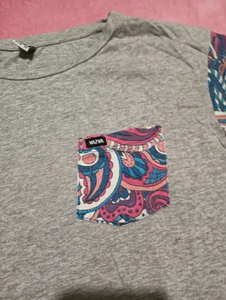 Camiseta gris con estampado