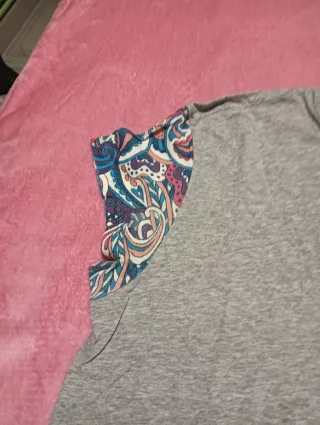 Camiseta gris con estampado