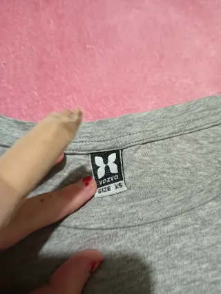 Camiseta gris con estampado