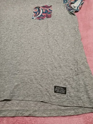 Camiseta gris con estampado