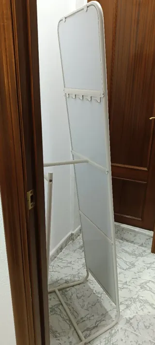 Espejo de pie KNAPPER de Ikea