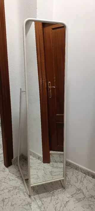 Espejo de pie KNAPPER de Ikea