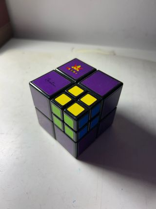Meffert's Pocket Cube púrpura y amarillo.
