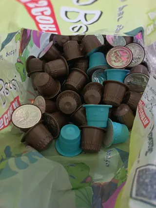 Capsule per caffè marroni e turchesi