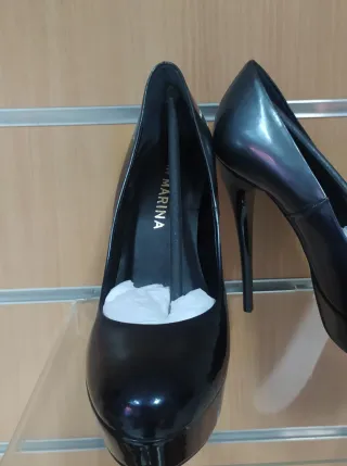 Zapatos de tacón negros de piel