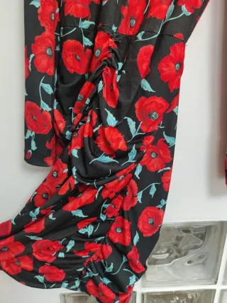 Vestido negro corto flores rojas