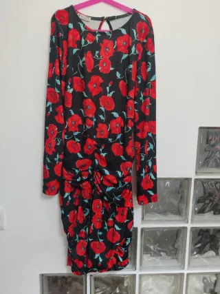 Vestido negro corto flores rojas