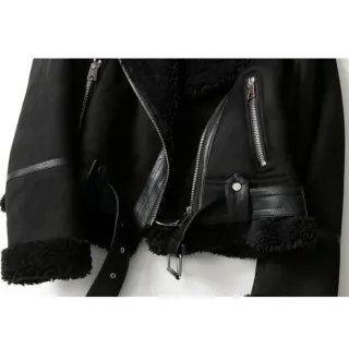 Chaqueta negra de ante con borreguito