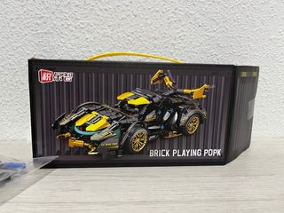 Coche Deportivo Negro y Dorado