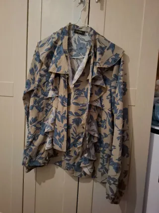 Camisas estampadas beige y azul las 2×10