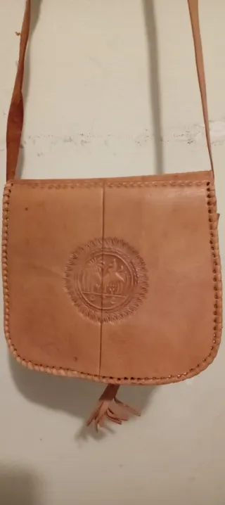 Bolso de cuero artesanal con diseño