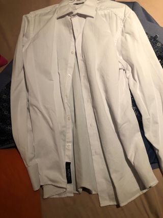 Traje azul con corbata floral