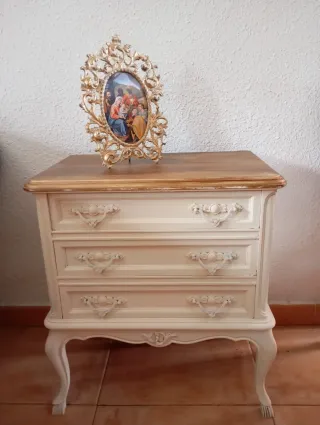 Mesita de noche beige y dorada