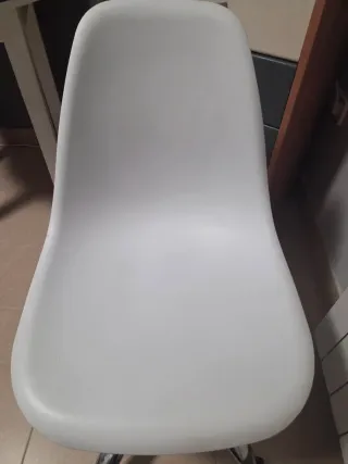 Silla de escritorio blanca con ruedas