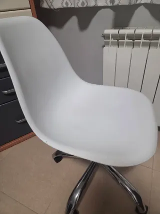 Silla de escritorio blanca con ruedas