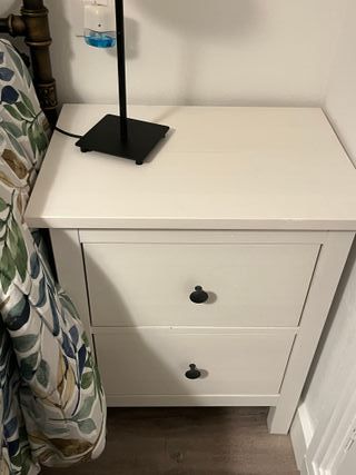 Mesita de noche blanca