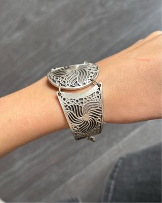 Pulsera plateada con diseño tribal