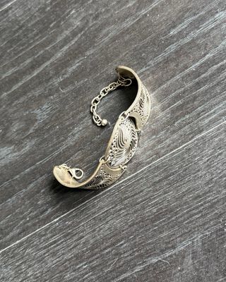 Pulsera plateada con diseño tribal