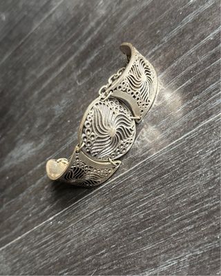 Pulsera plateada con diseño tribal