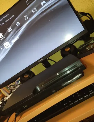 PS3 Slim 320 GB + 2 mandos + 3 juegos + cables