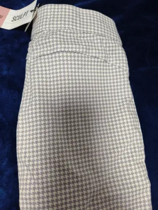 Pantalones de cuadros beige y grises