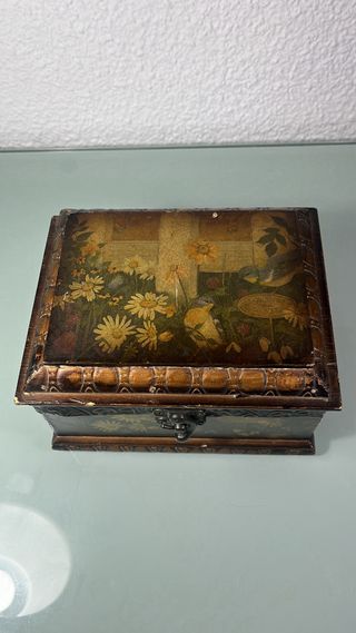 Joyero con reloj vintage.