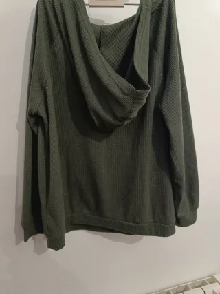 Jersey verde militar con cremallera y capucha
