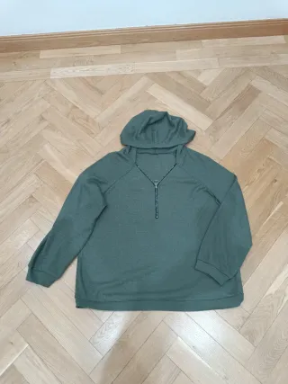 Jersey verde militar con cremallera y capucha