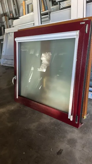 Ventana de PVC color burdeos