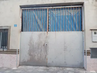 Puerta grande para solar o almacén