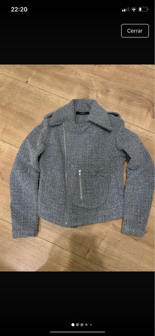 Cazadora gris estilo motero