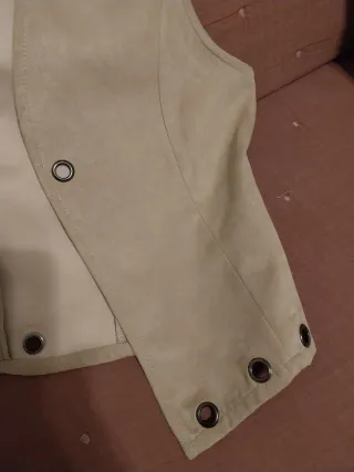 Chaleco beige con ojales