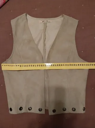 Chaleco beige con ojales