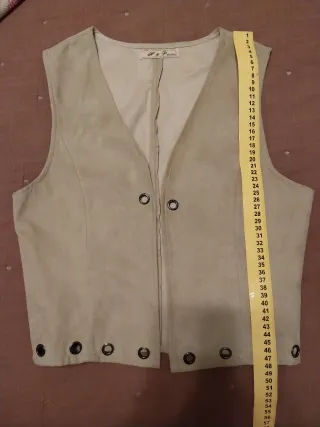 Chaleco beige con ojales