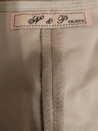 Chaleco beige con ojales