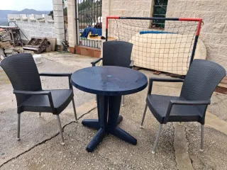 Mesa redonda y 3 sillas