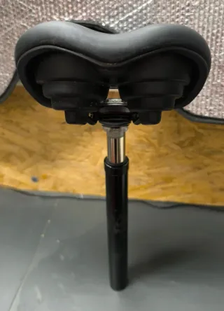 Tija regulable + sillín gel ajustable.