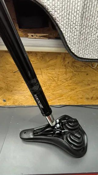 Tija regulable + sillín gel ajustable.