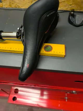 Tija regulable + sillín gel ajustable.