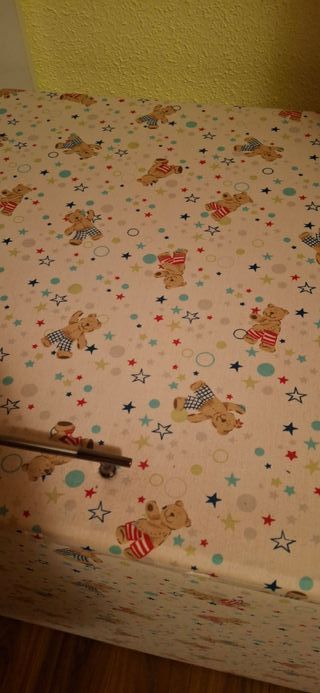 Baúl de tela con estampado infantil