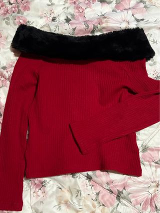Blusa roja con cuello de pelo