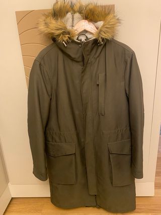 Abrigo verde militar con capucha de borreguito