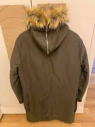 Abrigo verde militar con capucha de borreguito