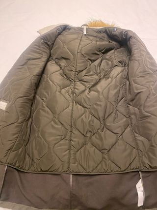 Abrigo verde militar con capucha de borreguito