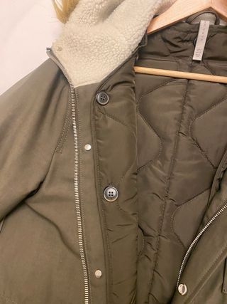 Abrigo verde militar con capucha de borreguito