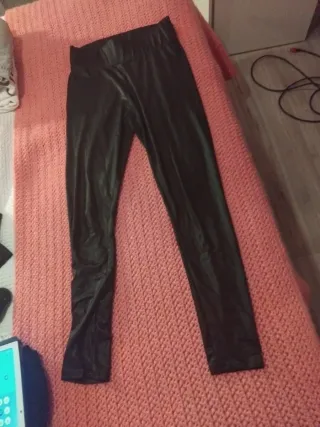 Lote 2 sudaderas y 2 pantalones. Todo 15e