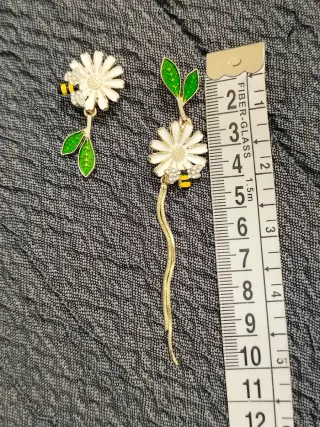 Pendientes flor blanca con abeja